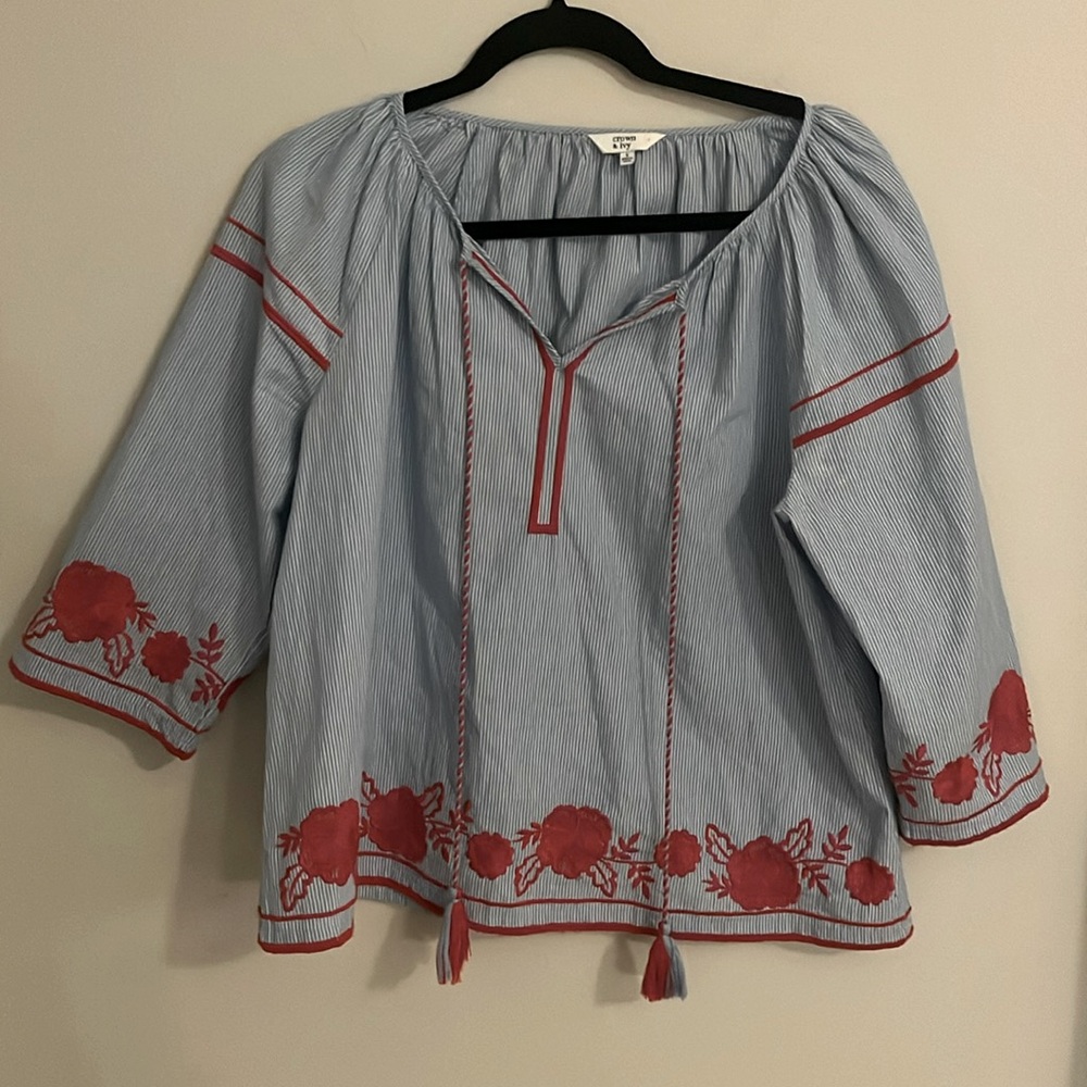 Crown & Ivy Embroidered Flowy‎ Blouse size small